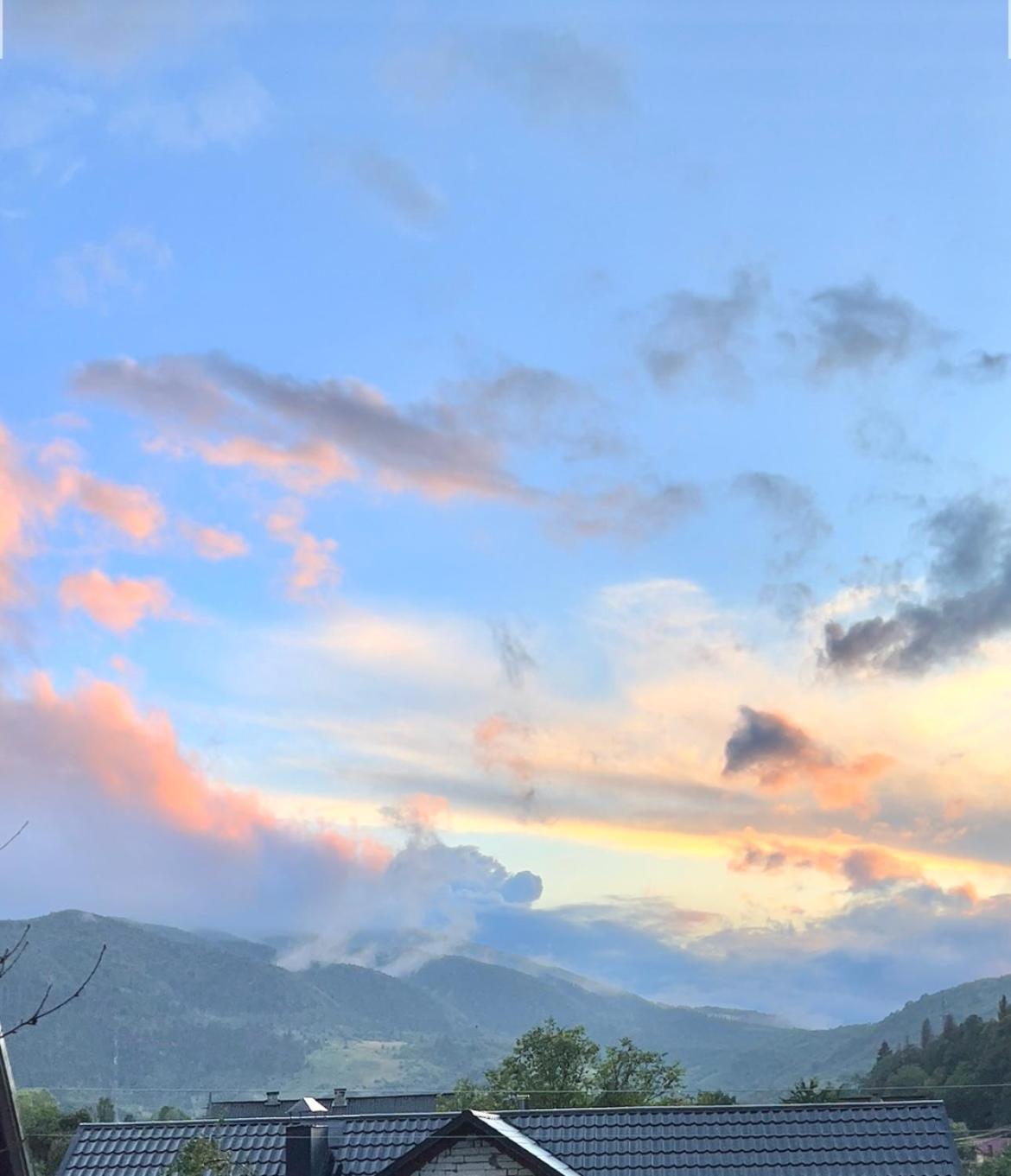 Садиба Between Mountains Mizhhirya  エクステリア 写真